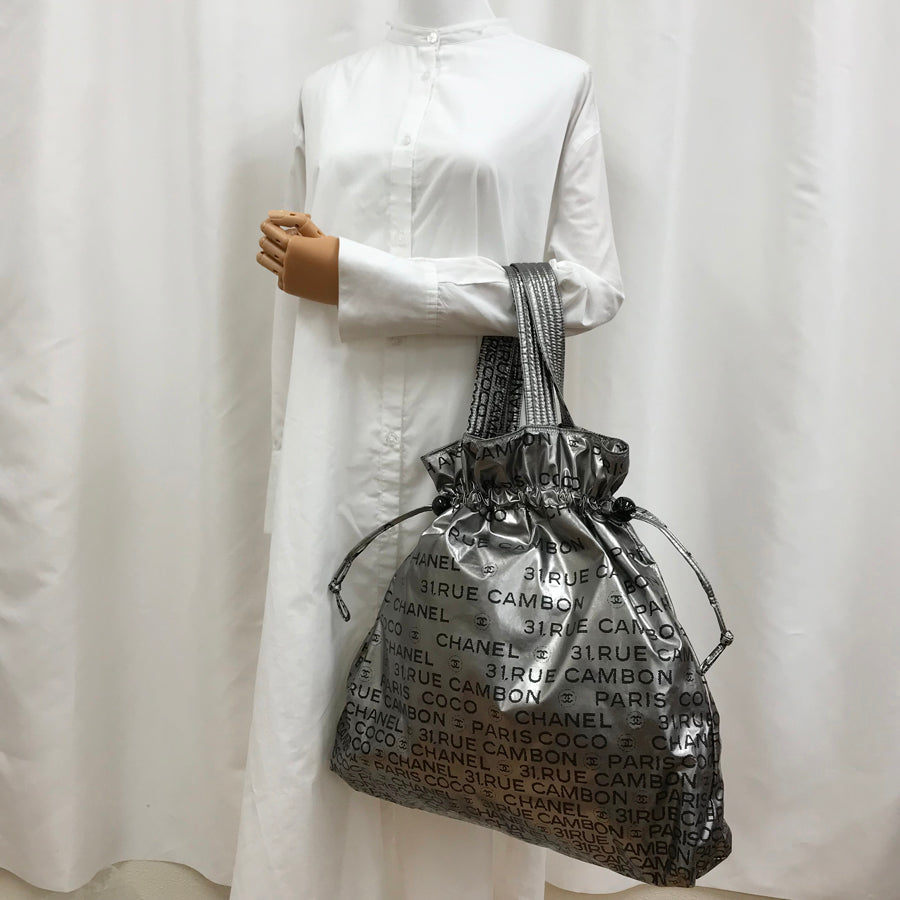 CHANEL トートバッグ　 シルバー　アンリミテッド CHANEL Unlimited Tote bag – kingram-japan
