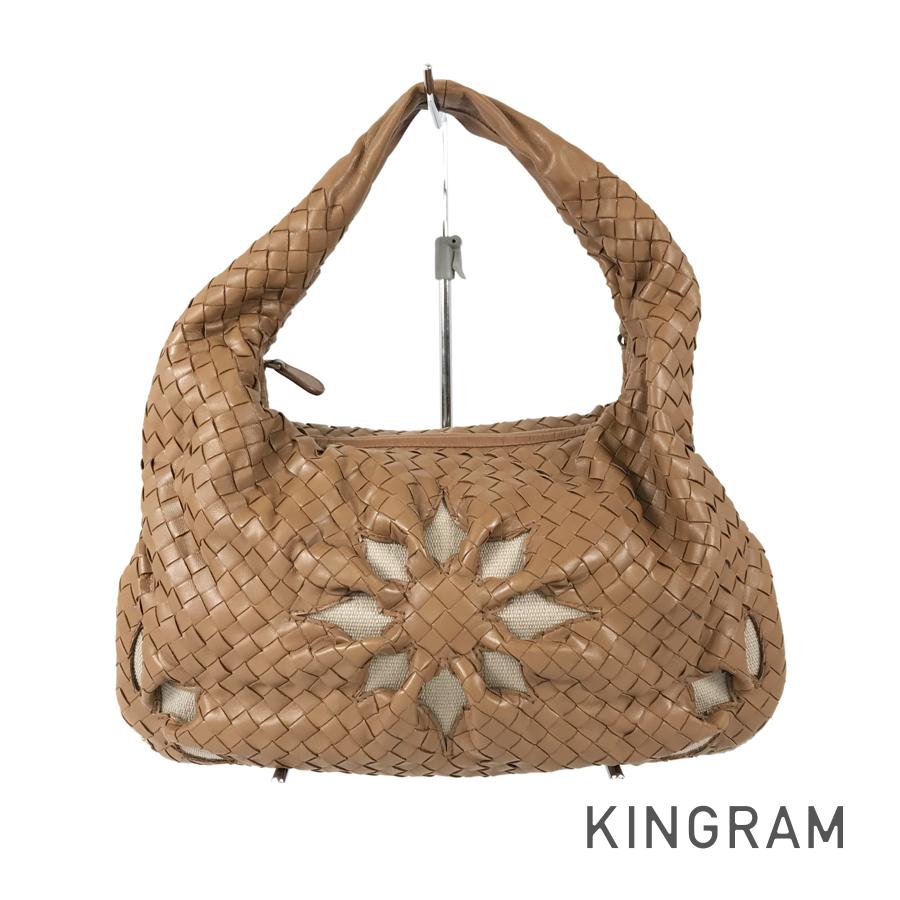 【banchoukanchigai 】BOTTEGA VENETA Bottega Veneta® Women's Concert Pouch in Black. Shop online now.