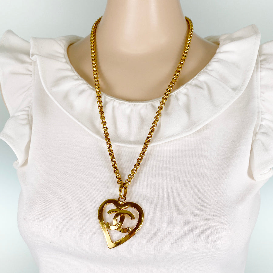 Vintage CHANEL classic chain necklace with large matelasse CC mark pen –  eNdApPi ***where you can find your favorite designer  vintages..authentic, affordable, and lovable.